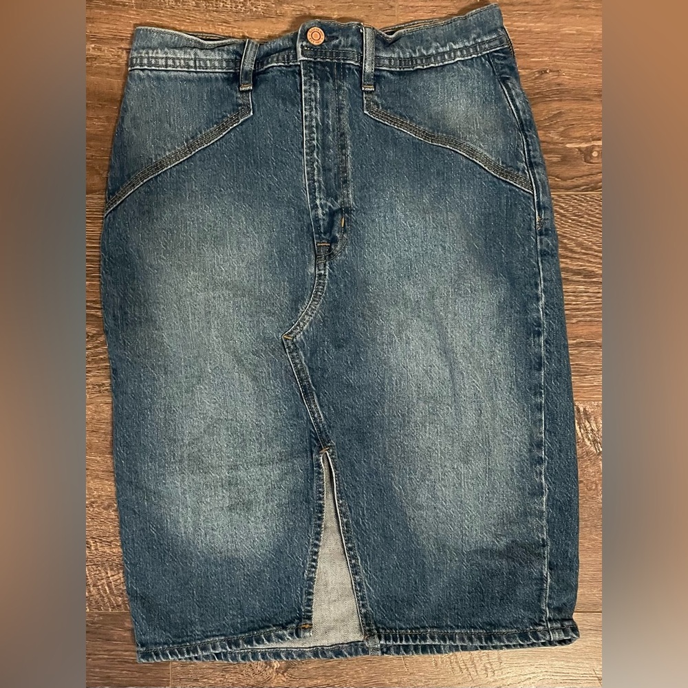 Short denim skirt with a slit in the front